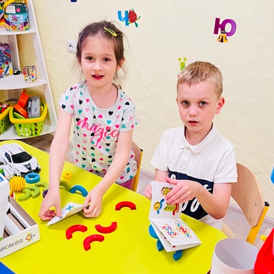 Викладачі Brainy Kids з дітьми